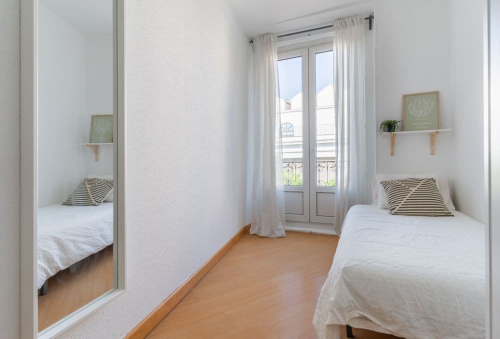 Private room in Madrid photo 3