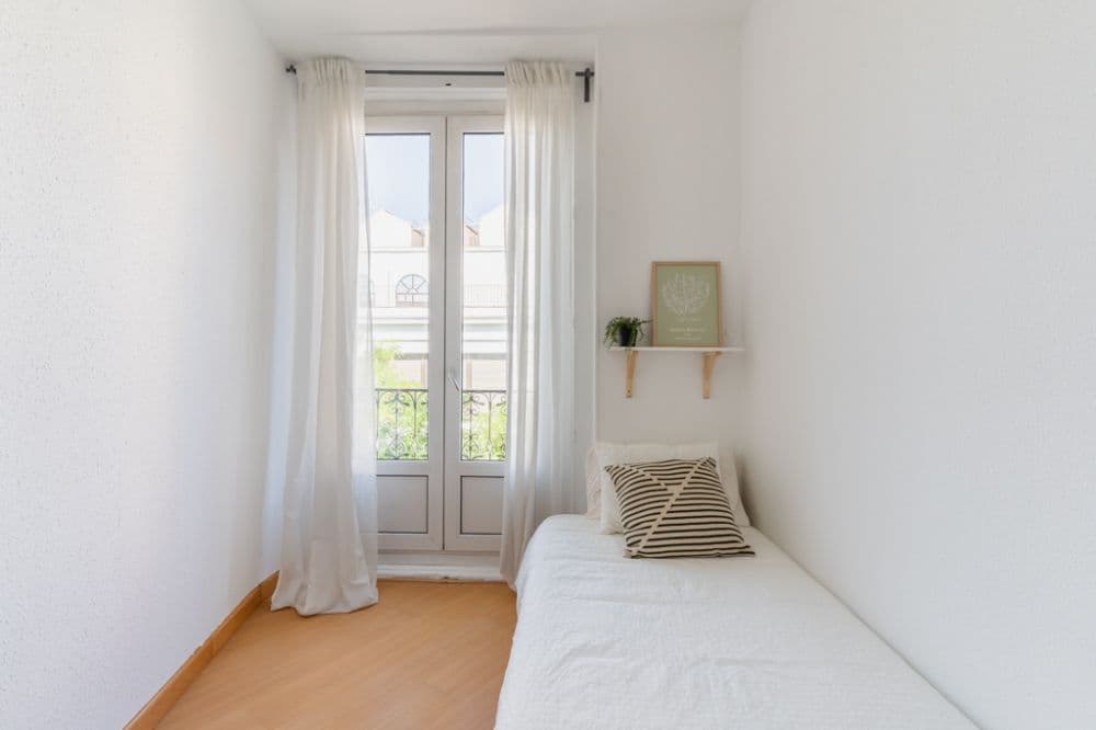 Private room in Madrid photo 4